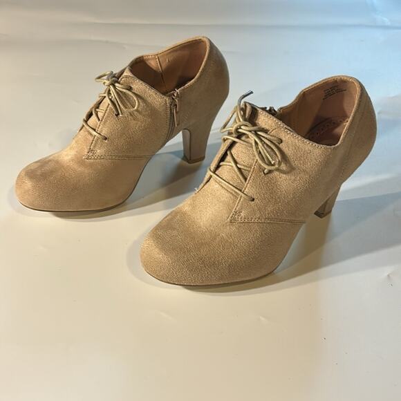 NIB Journee Collection Leona Shootie Lace Up Bootie Taupe Faux Suede Size 7 - Picture 2 of 8